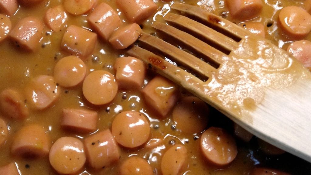 Nakkikastike on arkiruokien klassikko! Kuvituskuva.