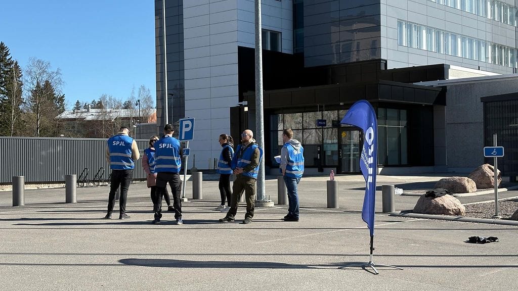 Tällä viikolla lakossa oli Länsi-Uudenmaan poliisilaitos ja lakkovahdit olivat paikalla poliisilaitoksen pihalla tiistaina.