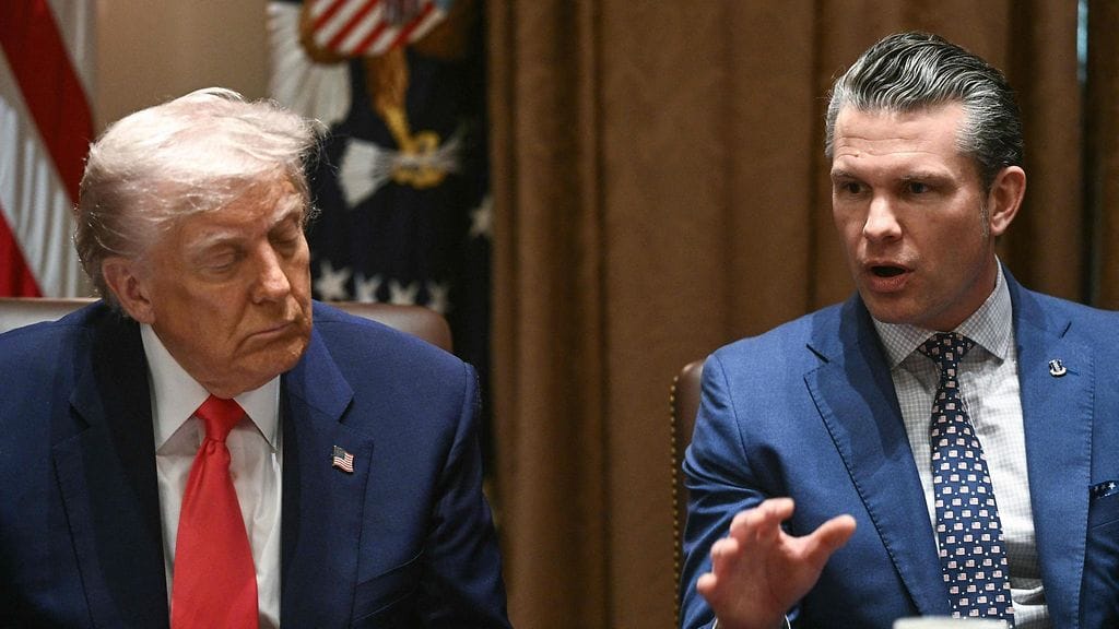 Yhdysvaltojen presidentti Donald Trump ja puolustusministeri Pete Hegseth 10. huhtikuuta.