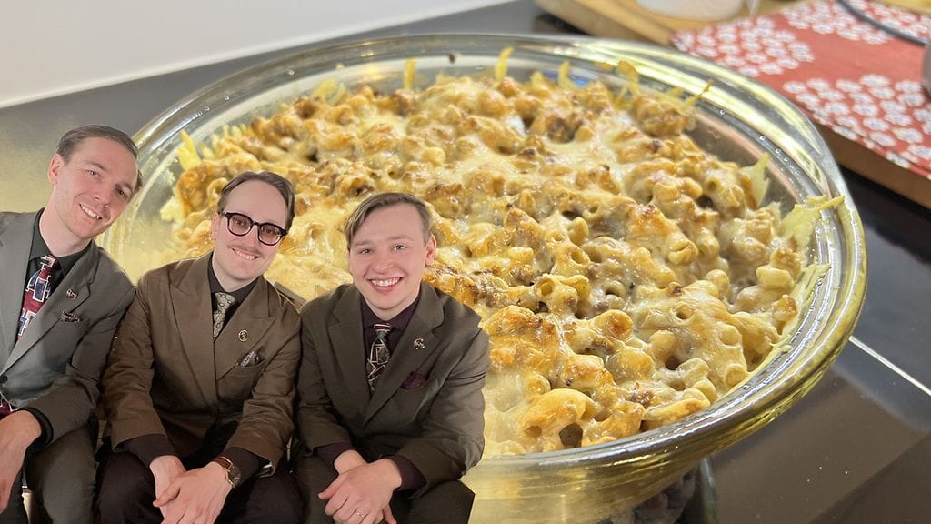 Kevin Holmström, Axel Åhman ja Jakob Norrgård huokaavat muistellessaan Kevinin äidin tekemää makaronilaatikkoa.