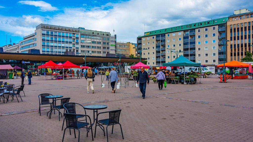 Ihmisiä ja myyntitelttoja Porin kauppatorilla kesällä 2022. Kuvan teltat eivät liity tapaukseen.