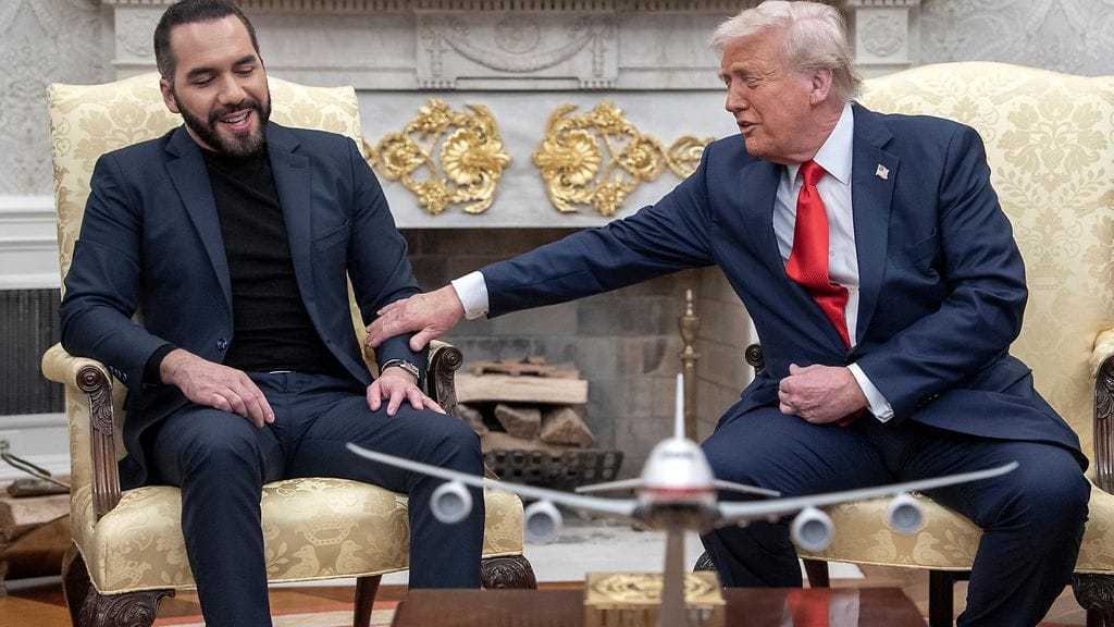 Yhdysvaltain presidentti Donald Trump (oik.) tapasi El Salvadorin presidentin Nayib Bukelen (vas.) Valkoisessa talossa Washingtonissa 14. huhtikuuta 2025.