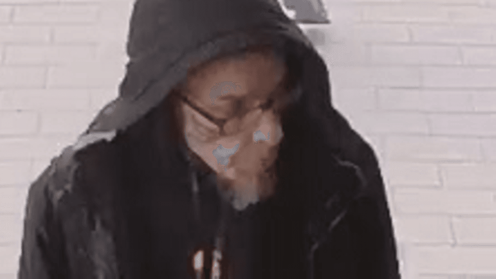 Poliisin julkaisema kuva henkilöstä, josta pyydetään havaintoja.