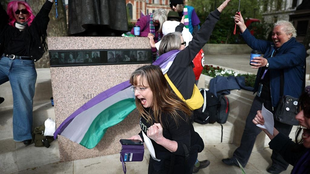 Aktivistit juhlivat kuultuaan korkeimman oikeuden päätöksen naisen määrittelystä Lontoossa keskiviikkona.