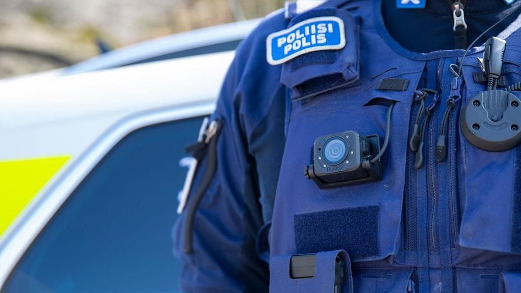 Poliisin uudella järjestelmällä voidaan kuvata matkapuhelimeen kytkettävällä kameralla, joka kiinnitetään esimerkiksi virkapukuun tai muihin varusteisiin.