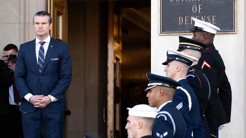 Yhdysvaltojen puolustusministeri Pete Hegseth maan puolustusministeriön Pentagonin edustalla 24. helmikuuta.