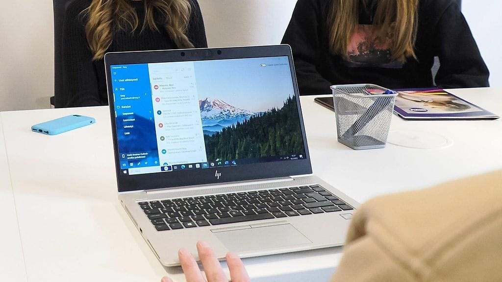 LKS 17.4.2025 työntekijöitä pöydän ääressä