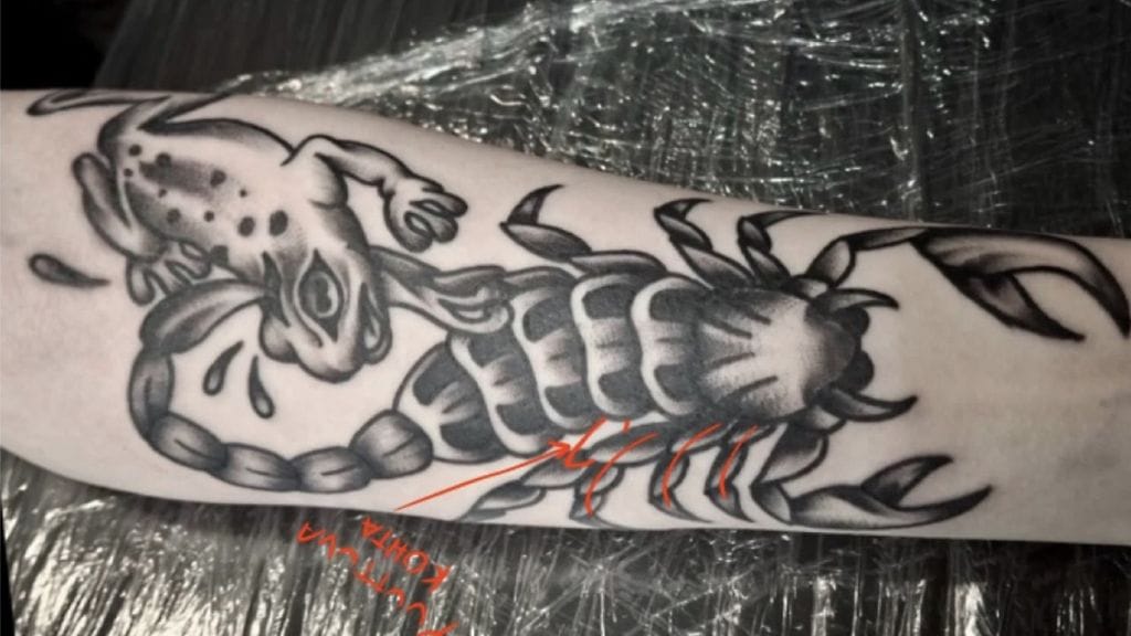 Miehen mukaan tatuoinnin skorpionin jaloissa oli vikaa. Tatuoijan mukaan mies ei kuitenkaan kelpuuttanut mitään vaihtoehtoa asian korjaamiseksi.