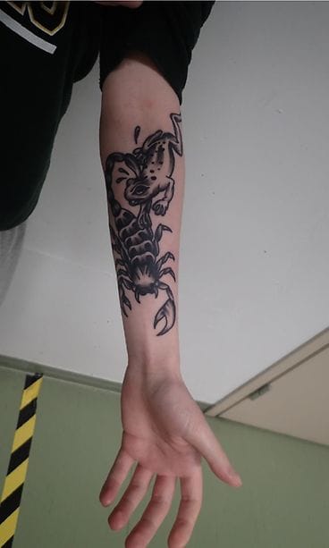 Puukotti tatuoijaa 2