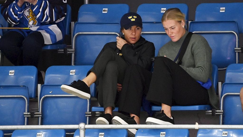 Anna Kjellbin ja Ronja Savolainen kohtaavat toisensa kaukalossa. Kuva vuoden 2022 MM-kisoista Tanskasta.