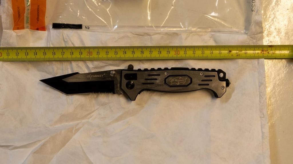 tatuointipuukotus kääntöveitsi