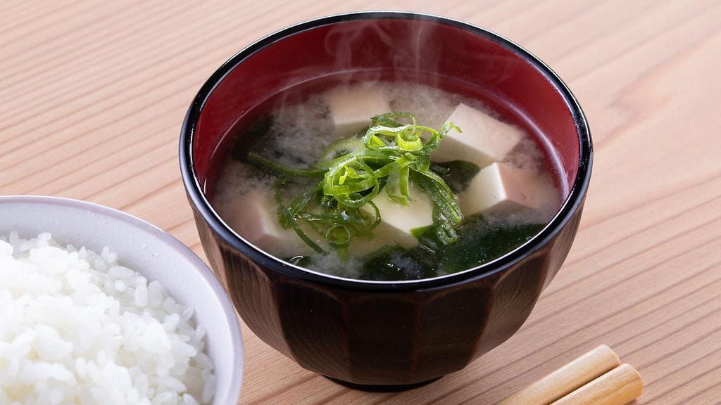 Monissa aasialaisissa ravintoloissa tarjottavan misokeiton liemi saa makunsa misotahnasta.