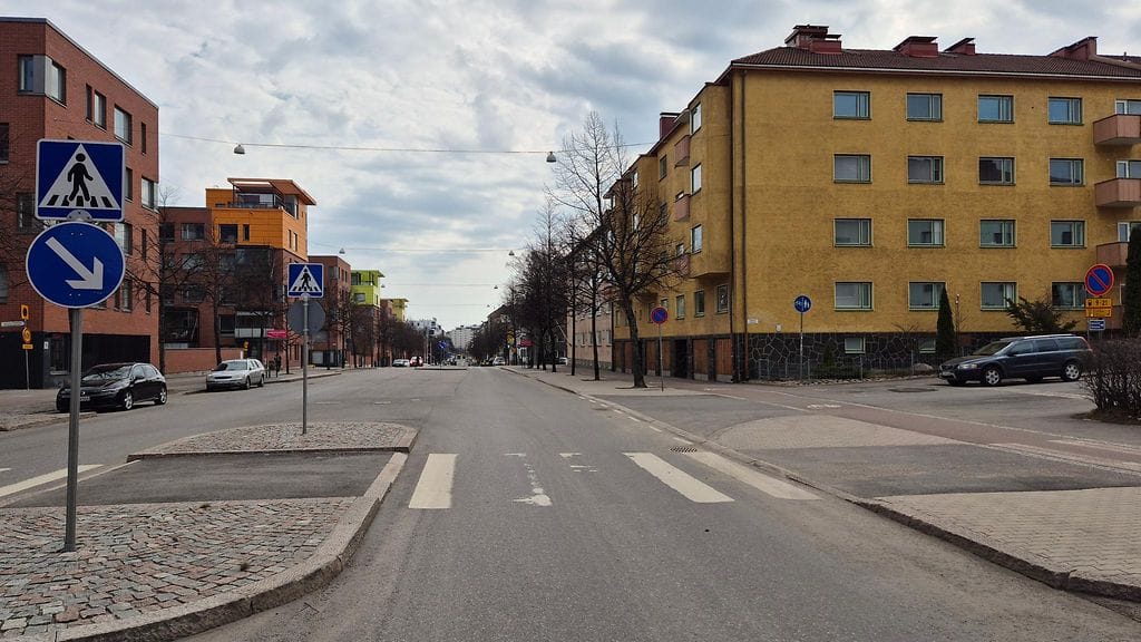 Kyseessä ei ole tasa-arvoinen risteys, vaikka se sellaiselta nopeasti katsottuna näyttääkin. Tällainen toteutustapa on todella hämäävä eikä se sovellu Suomen olosuhteisiin.