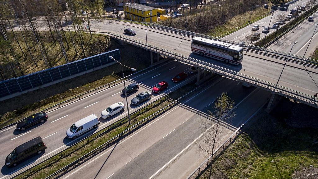 Pääsiäinen vilkastuttaa tieliikennettä. Kuvituskuva.