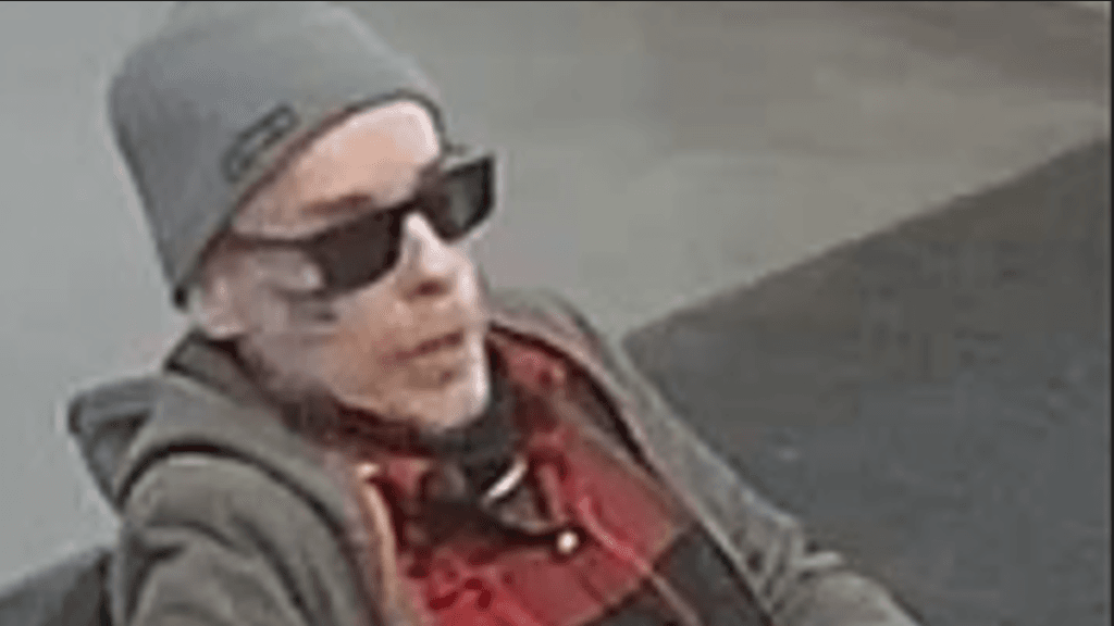 Poliisi etsii kuvan tatuoitua miestä.