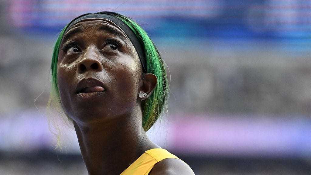 Shelly-Ann Fraser-Pryce hoiteli homman kotiin poikansa koulun urheilupäivässä.