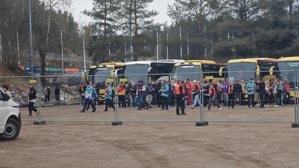 Jokeri-fanit saapumassa Lahden Isku Areenalle torstaina.