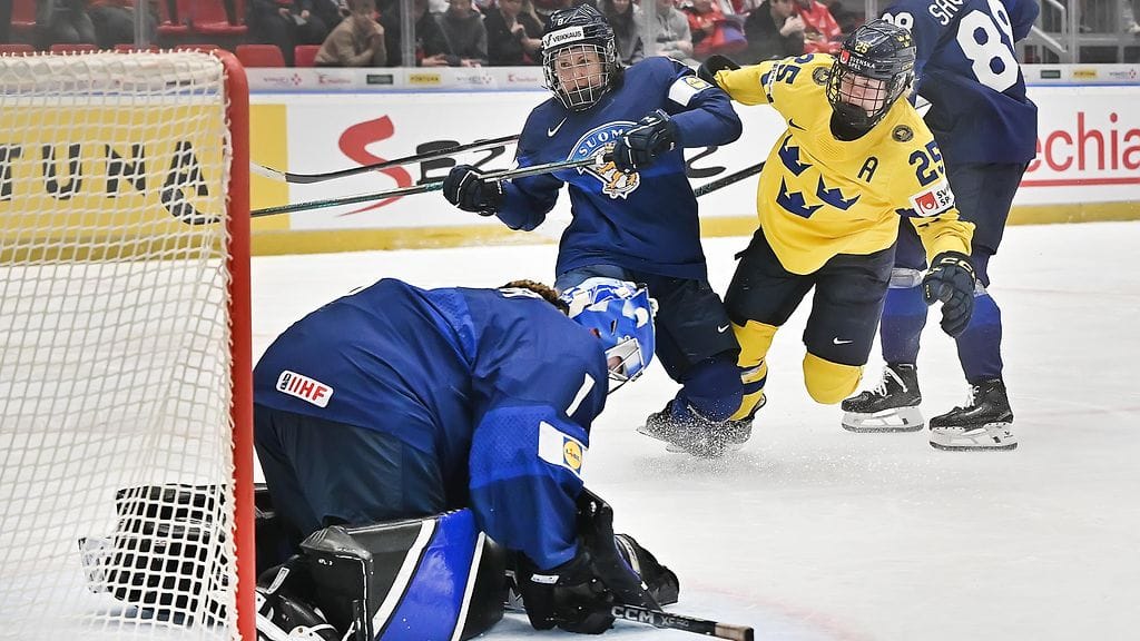 Ruotsin varakapteeni Lina Ljungblom pettyi. Suomi eteni välieriin, Ruotsin turnaus päättyi.
