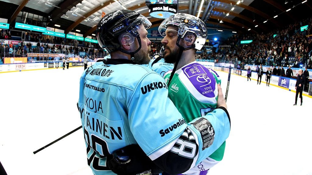 Entiset joukkuetoveri Antti Tyrväinen (vasemmalla) ja Juhamatti Aaltonen (oikealla) kättelyssä Lahdessa.