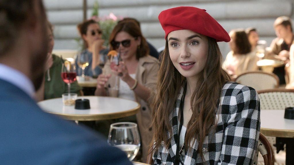 Lily Collins (kuvassa) esittää päähahmo Emilya Netflixin suositussa Emily in Paris -sarjassa.