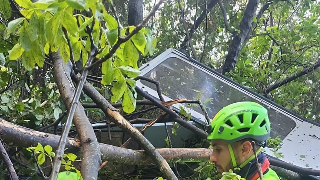 Onnettomuus tapahtui torstaina, kun Castellammare di Stabian kaupungin ja Faito-vuoren välillä kulkevan köysiradan kaapeli katkesi.Italia köysirata