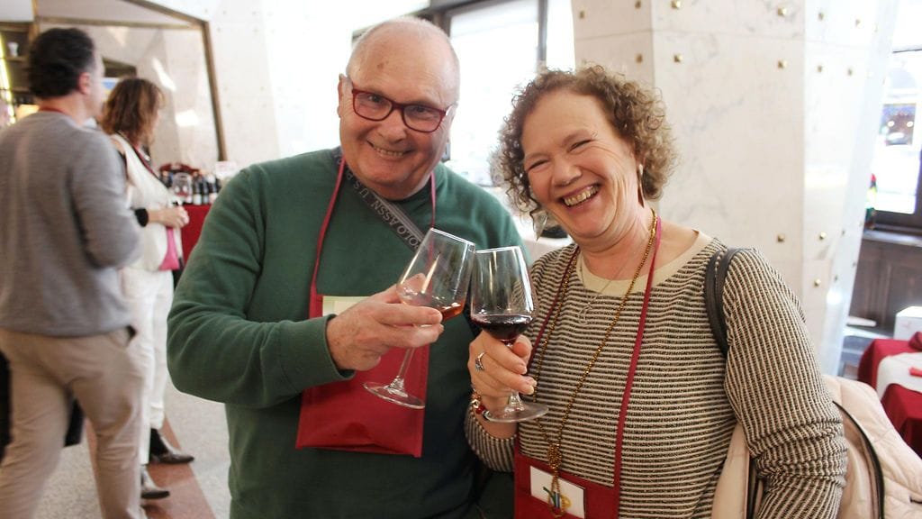 LK 18.4.2025 Franco Fusco ja Chiara Biondo RomeWineExpo-viinitapahtumassa Roomassa 9. maaliskuuta 2025.