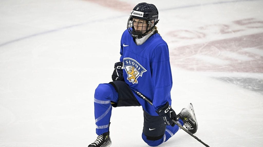 Nelli Laitinen naisleijonien jääharjoituksissa Tshekin Ceske Budejovicessa pitkäperjantaina. Suomi kohtaa Kanadan jääkiekon naisten MM-kisojen välieräottelussa lauantaina.