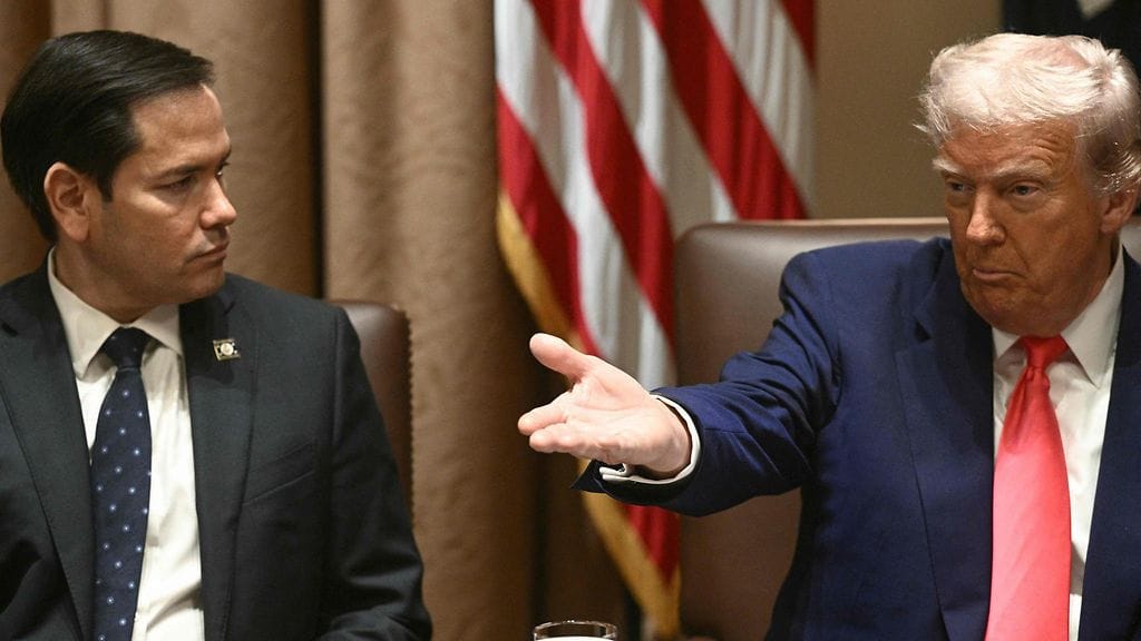 Yhdysvaltojen ulkoministeri Marco Rubio ja presidentti Donald Trump 10. huhtikuuta.