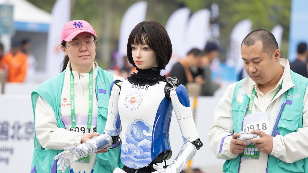 Tekniikka kehittyy suurin harppauksin. Kuva Kiinassa järjestetystä robottien ja ihmisten juoksukilpailusta 19.4.2025