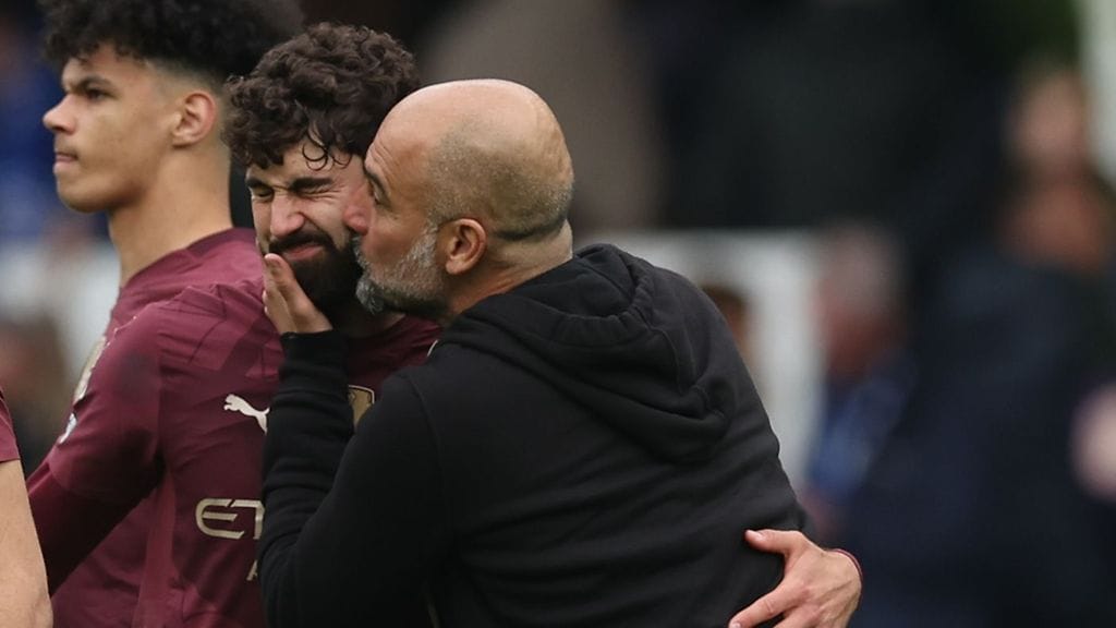 Päävalmentaja Pep Guardiola riehaantui antamaan suukon puolustaja Josko Gvardiolille.