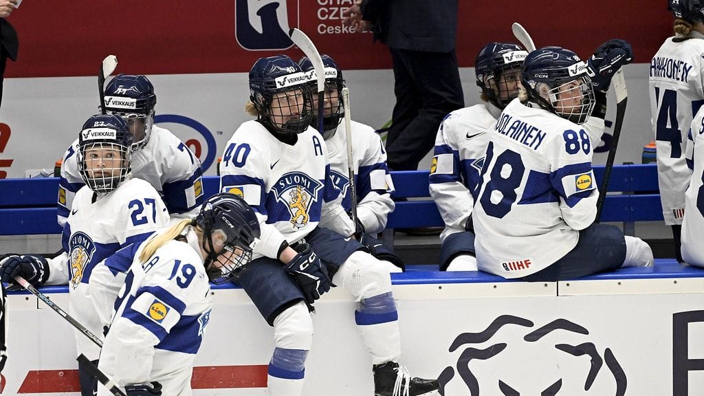 Suomi rimpuili puolivälierässä pitkään mukana, mutta jäi lopulta Kanadan jyrän alle.