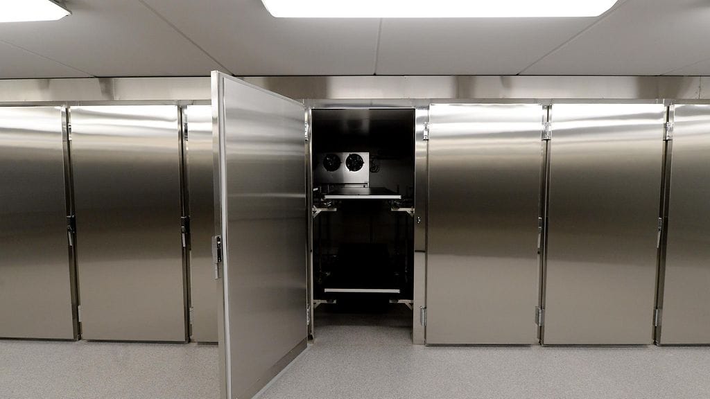 Suomessa aikaväli kuolemasta hautaamiseen on keskimäärin pidentynyt. Omaiset saattavat pyytää hautajaisten ajankohtaa niinkin pitkälle kuin 6–8 viikon päähän vainajan kuolemasta.