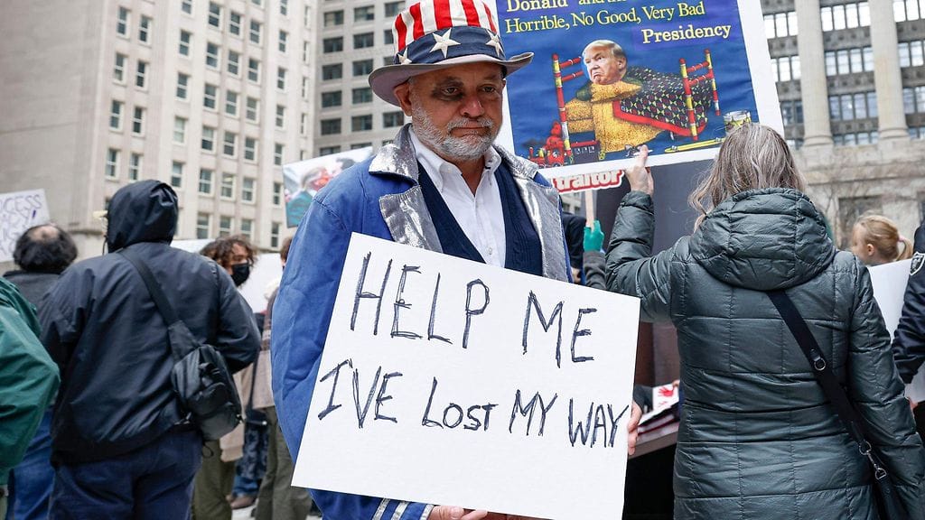 Auta minua, olen eksynyt, Yhdysvaltain klassikkohahmoksi Setä Samuliksi pukeutunut mies kommentoi mielenosoituksissa.