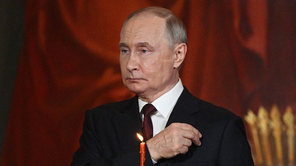 Venäjän presidentti Vladimir Putin pääsiäiskirkossa Moskovassa sunnuntaina.