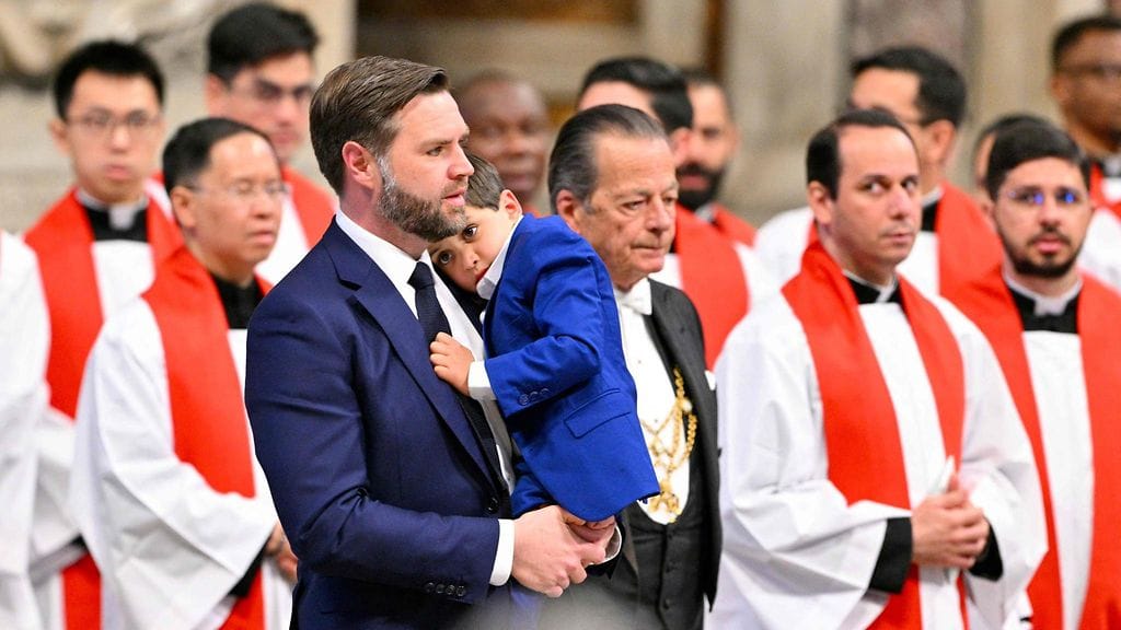 Kuvassa Yhdysvaltain varapresidentti J. D. Vance (kesk.) ja hänen poikansa Pietarinkirkossa Vatikaanissa pitkäperjantaina.