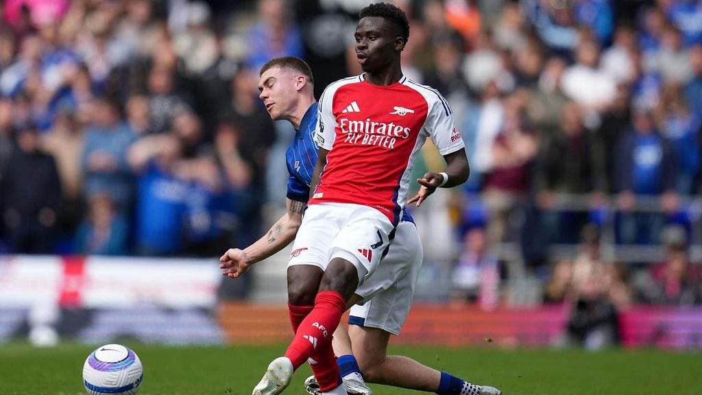 Arsenalin tähtihyökkääjä Bukayo Saka (kuvassa etualalla) koki kovia ottelussa Ipswichiä vastaan.