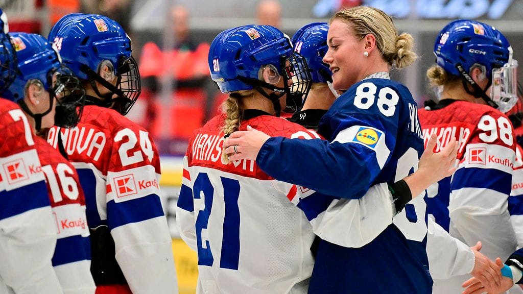 Ronja Savolainen kävi lohduttamassa Tshekin pelaajia ottelun jälkeen.