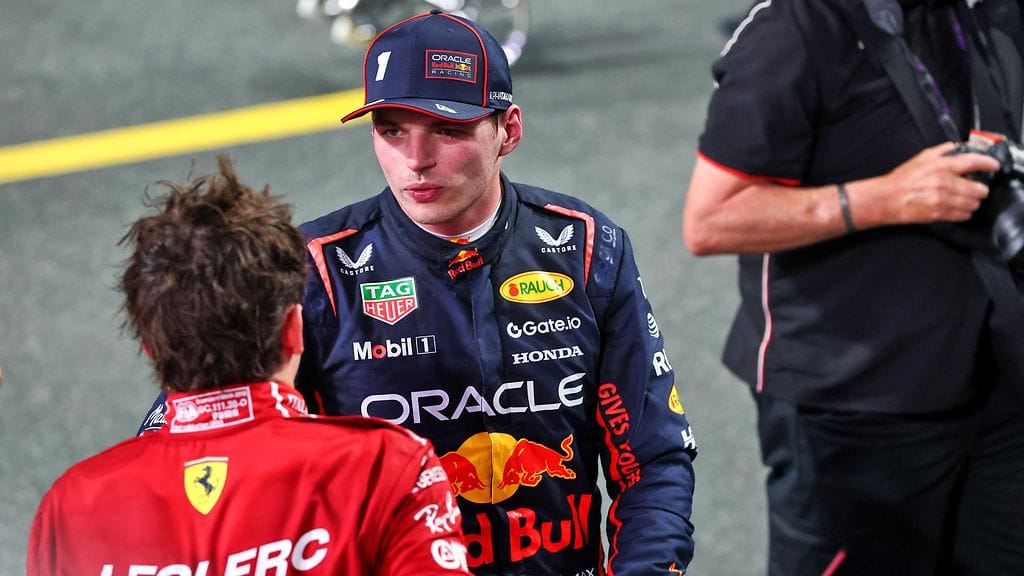 Red Bullin Max Verstappen (kuvassa kasvot kameraan päin).