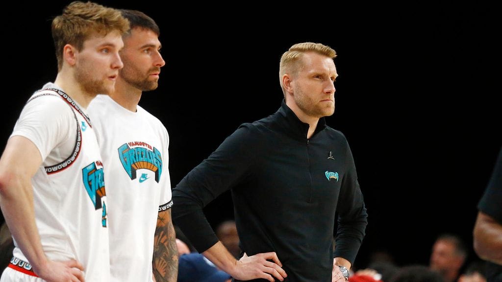 Tuomas Iisalon (kuvassa oikealla) luotsaama Memphis Grizzlies jäi NBA:n pudotuspeliavauksessa jyrän alle.