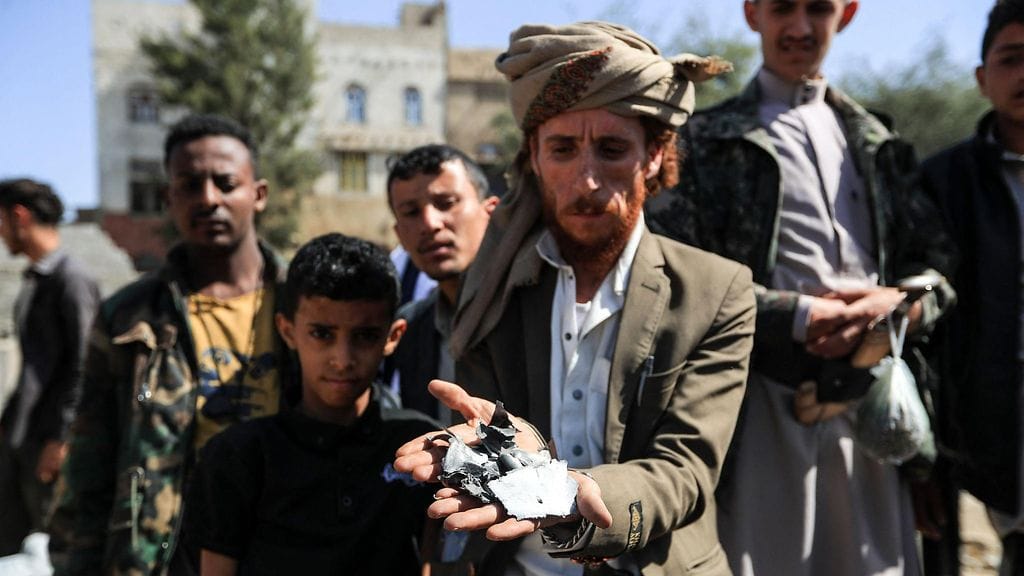 Mies esittelee sirpaleita, jotka löytyivät Jemenin Sanaasta 20. huhtikuuta.