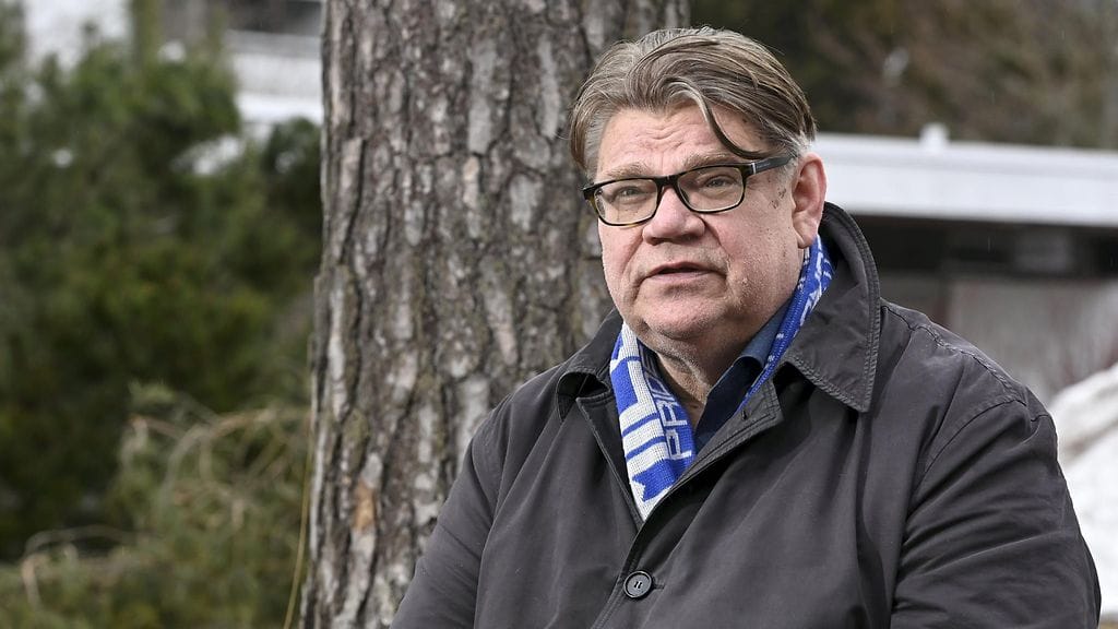 Perussuomalaisten entinen puheenjohtaja, entinen ulkoministeri Timo Soini Espoon Iivisniemessä 14. huhtikuuta 2022.