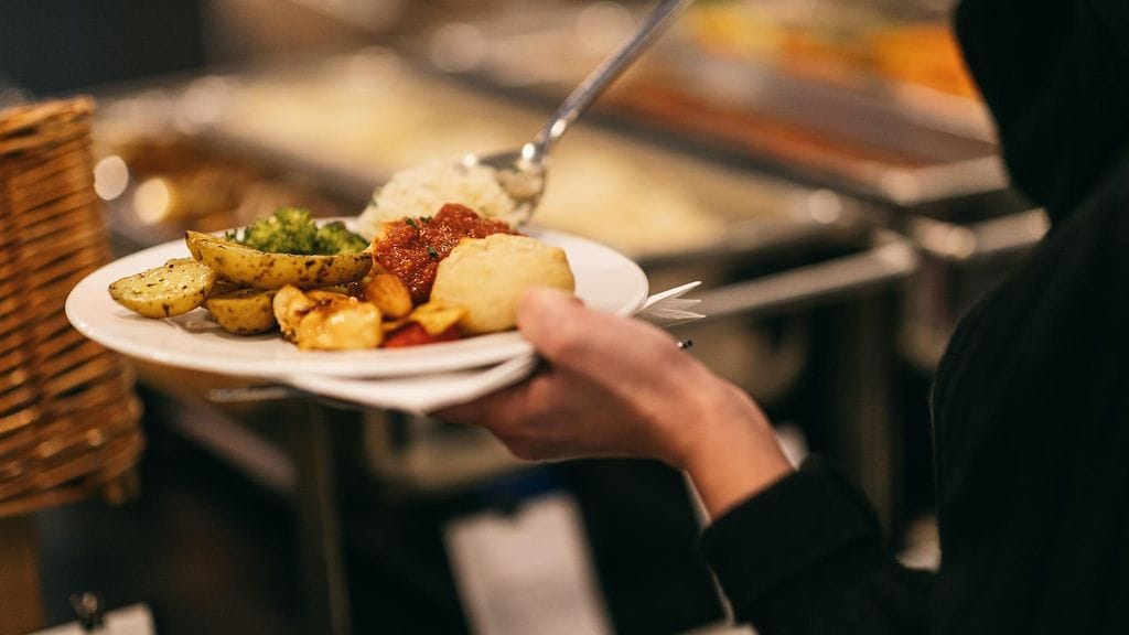 Valtaosa suomalaisista valitsee lounasravintolassa liharuoan.