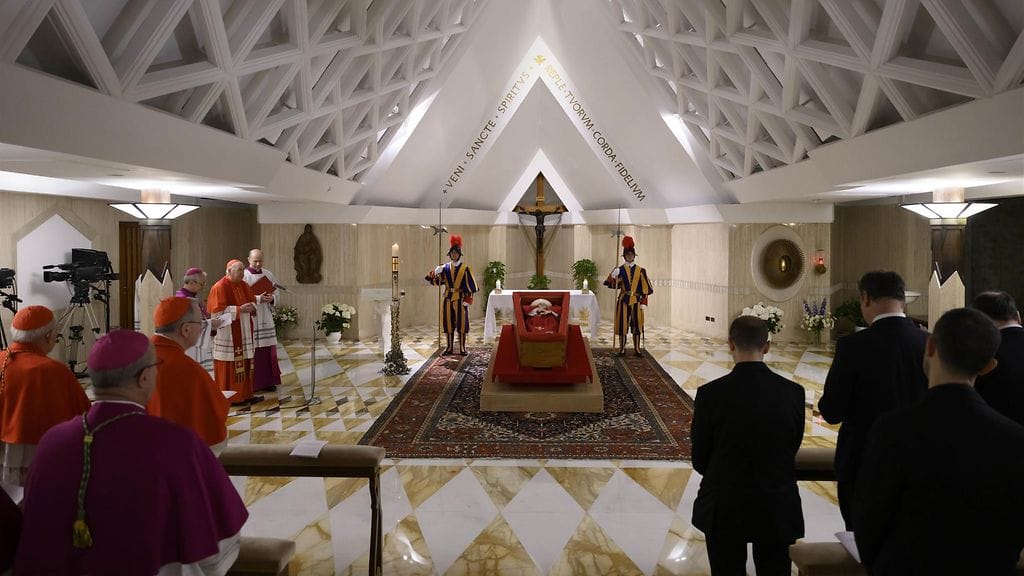 Vatikaani on julkaissut kuvia paavi Franciscuksesta avoimessa arkussaan.