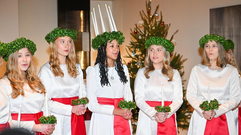 Daniela Owusu (keskellä) valittiin Lucia-neidoksi viime vuonna.