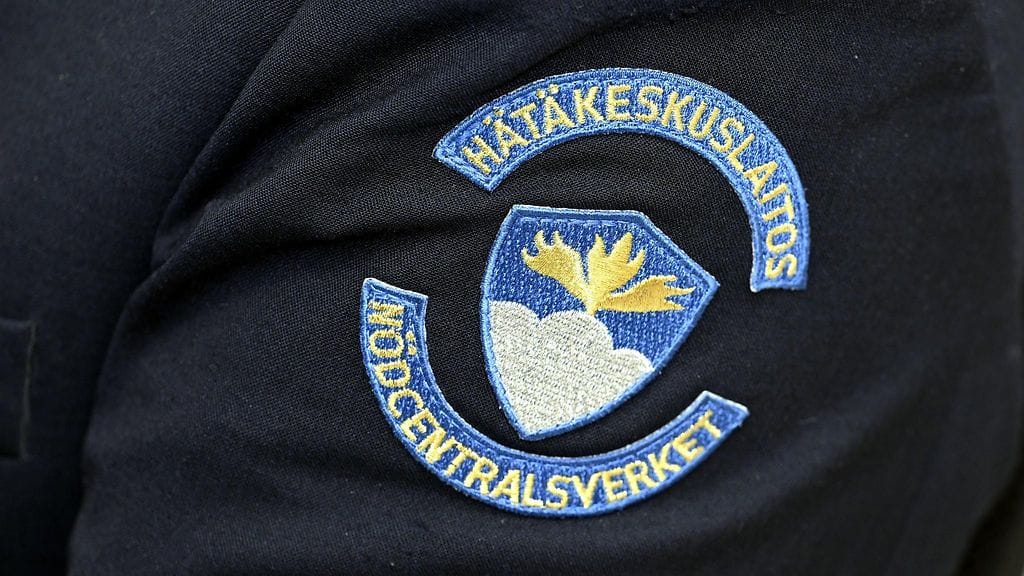 Hätäkeskuslaitoksen logo päivystäjän hihassa mediatilaisuudessa Keravan hätäkeskuksessa maaliskuussa 2025.