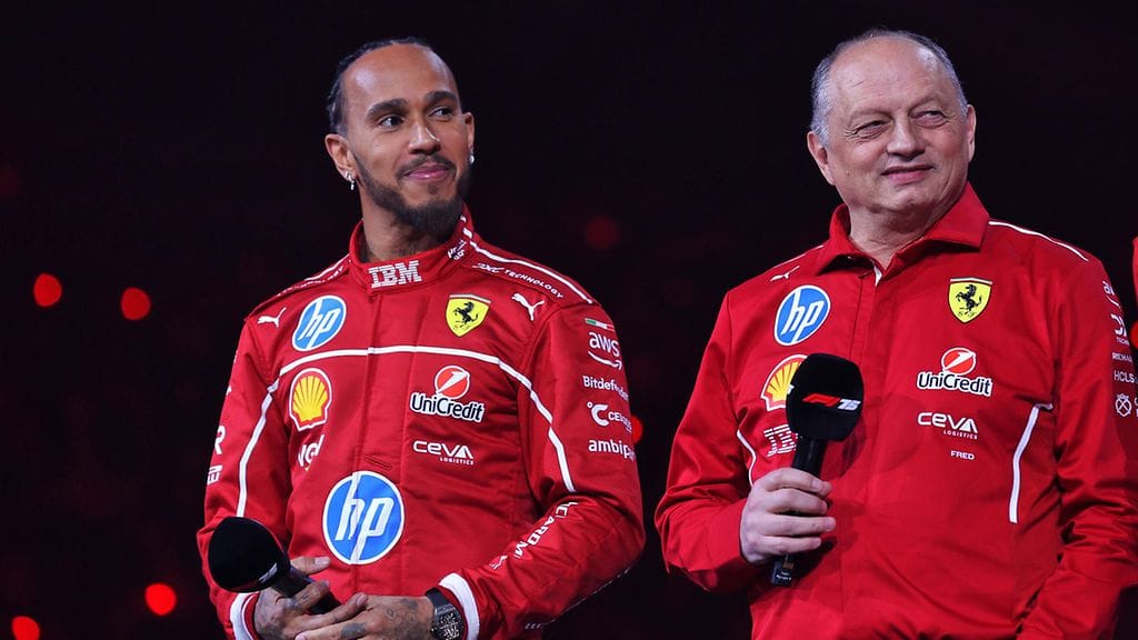 Ferrarin tallipäällikkö Fred Vasseur (oik.) puolustaa Lewis Hamiltonia.