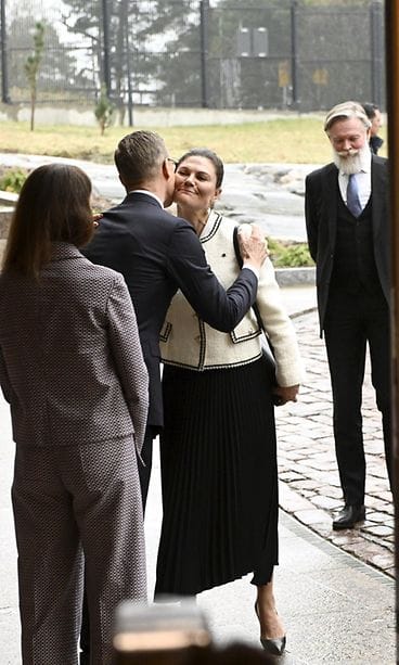 LK 22.4.2025 Presidentti Alexander Stubb ja hänen puolisonsa Suzanne Innes-Stubb (vas.) toivottavat Ruotsin kruununprinsessa Victorian tervetulleeksi Helsingissä. Oikealla Ruotsin Suomen-suurlähettiläs Peter Ericson.