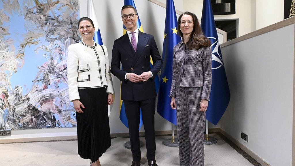 LK 22.4.2025 Kruununprinsessa Victoria pysähtyi ottamaan kuvia yhdessä presidentin ja hänen puolisonsa Suzanne Innes-Stubbin kanssa.