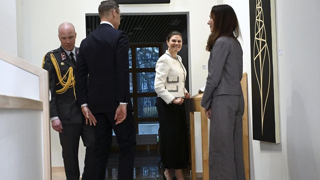 LK 22.4.2025 Ruotsin kruununprinsessa Victoria kirjoitti vieraskirjaan ennen tapaamistaan Suomen tasavallan presidentin Alexander Stubbin ja hänen puolisonsa Suzanne Innes-Stubbin (oik.) kanssa Helsingissä.