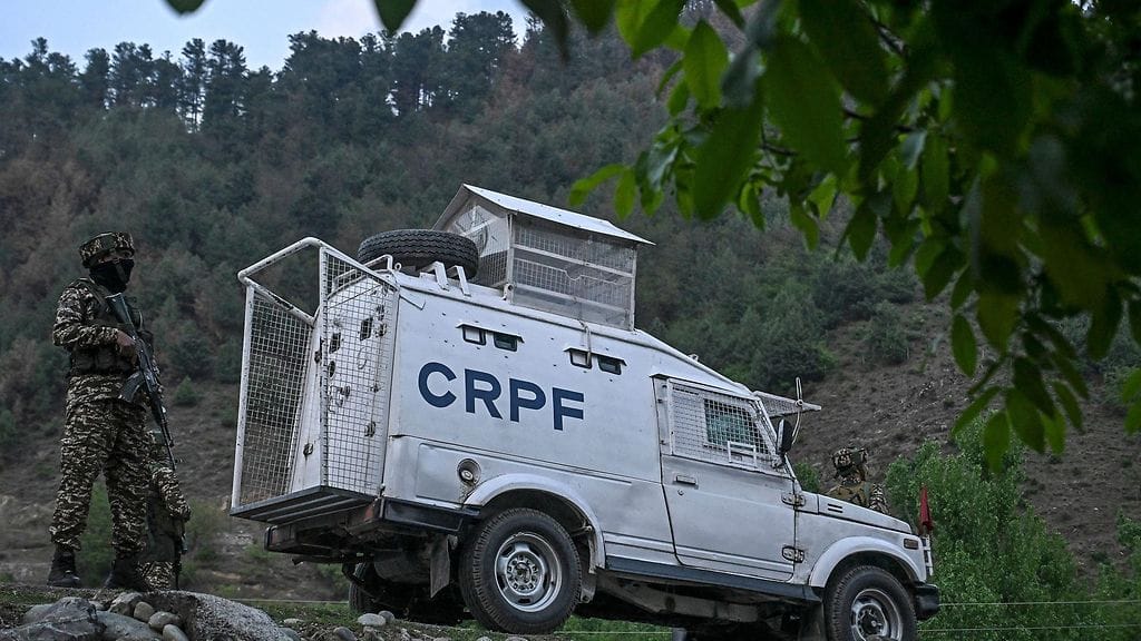 Yli 20 ihmistä sai surmansa Intian hallinnoimassa Kashmirissa, kun asemiehet avasivat tulen turisteja kohti. Kuvassa maan puolisotilaallisiin joukkoihin kuuluva mies ja poliisiauto.